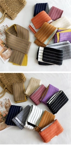 Dettaglio della collezione di sciarpe in maglia morbida con texture a pois e colori vivaci