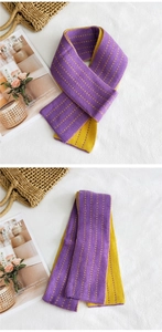 Dettaglio sciarpa in maglia reversibile con pois viola e gialli e trama morbida