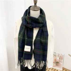 Écharpe à carreaux verts et marine avec longues franges et tissu chaud et épais