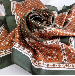 Détail macro d'un foulard en satin à motif géométrique plié en forme de rose élégante