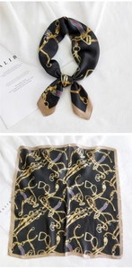Détail d'un foulard carré en soie avec motifs de chaînes dorées et de ceinture en cuir
