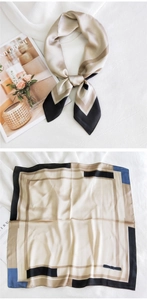 Détail d'un foulard carré en soie montrant un motif géométrique et une texture satin