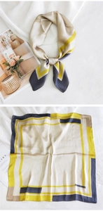 Détail d'un carré de soie avec des motifs géométriques bleu marine et jaune éclatant