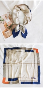 Détails d'un foulard en soie au motif géométrique avec des blocs bleu marine et dorés