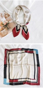 Détail d'un foulard carré en soie élégant avec motif géométrique et finition satinée