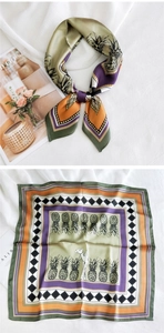 Vues détaillées du foulard en soie à fleurs avec motifs d'ananas, chameau et bordure