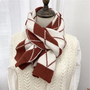 Dettaglio sciarpa in maglia a rombi marrone rossiccio con bordo a coste per l'inverno