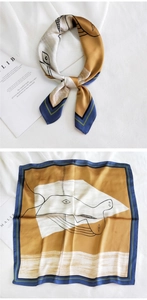 Vue détaillée du foulard carré en soie avec imprimé artistique abstrait jaune et bleu marine
