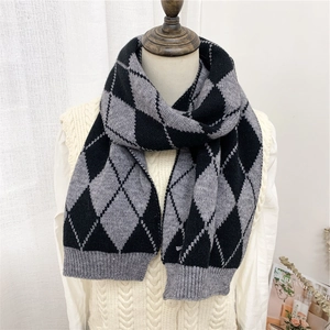 Dettaglio di una classica sciarpa in maglia argyle nera e grigia con bordo a costine caldo