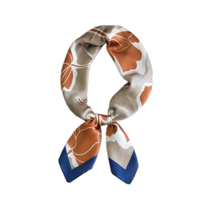 Carré en soie avec motif floral orange et bordure bleue sur fond gris clair