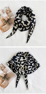 Vue détaillée de l'écharpe triangle en maille avec motif léopard noir et blanc doux