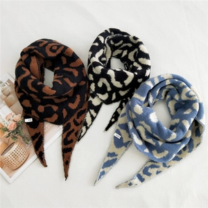 Écharpe en maille épaisse avec imprimé léopard disponible en marron, noir et bleu