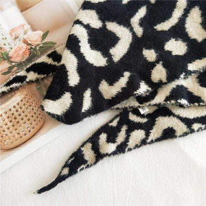 Écharpe épaisse en tricot imprimé léopard pour femme avec texture douce en noir et blanc