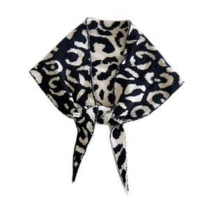 Écharpe triangle tricotée à motif léopard pour l'hiver en tissu épais avec nœud élégant