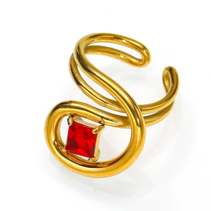 18K vergoldeter geschichteter Ring mit quadratischem Rubin und hohlen Linien
