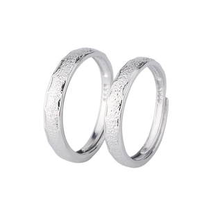 Close-up of S925 sterling silver stamp on adjustable hammered couple rings