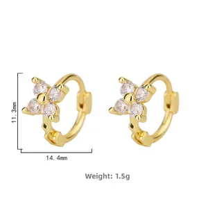 Vue détaillée de boucles d'oreilles fleur dorées avec zircons de 11,3 mm sur 14,4 mm