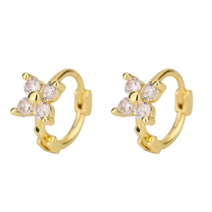Boucles d'oreilles créoles dorées avec fleurs à quatre pétales et pierres en zircone