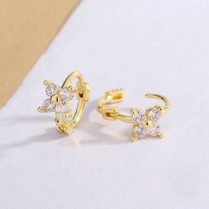 Élégantes boucles d'oreilles créoles fleurs dorées avec zircons clairs au design raffiné