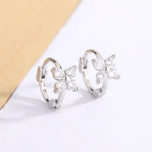 Gros plan de créoles en argent S925 avec breloques fleurs en zircon transparent