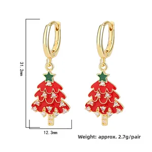 Vue détaillée des boucles d'oreilles sapin de Noël en argent S925 avec émail rouge et zircon