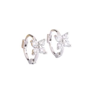 Élégantes boucles d'oreilles créoles fleur à quatre pétales en argent S925 et zircon