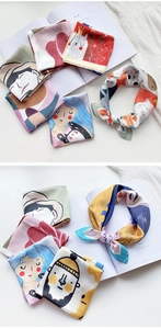 Détail d'un foulard carré en satin imprimé avec illustrations artistiques de chats