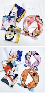 Vue détaillée d'un foulard carré en soie avec motifs floraux et chats sur fond blanc