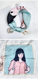 Détail d'un foulard carré en soie bleu clair et rose avec illustration moderne de fille