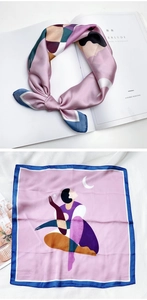 Détail d'un carré de soie avec illustration artistique féminine et motifs de lune