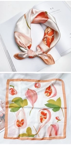 Vue détaillée du motif botanique et de la bordure orange sur le foulard carré en satin