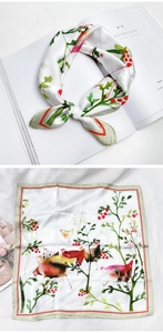 Détail d'un foulard carré en soie avec imprimé d'oiseau et feuilles à l'aquarelle