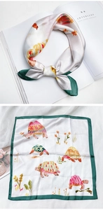 Détail d'un foulard en soie avec imprimés tortue et chameau peints à la main et fini satiné