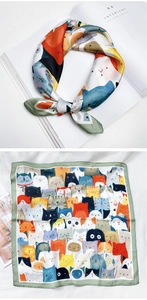 Vue détaillée du foulard carré en soie avec imprimés de chats mignons et bordure verte