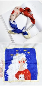 Détail d'un foulard en soie illustré avec une fille, son chat et un ciel étoilé de nuit