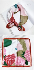 Détail de foulard carré en soie avec imprimé floral et motif de profil féminin