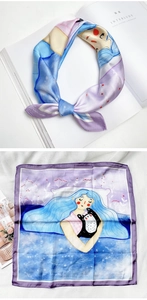 Détail d'un foulard en soie violet avec illustration de fille et chat dessinée à la main