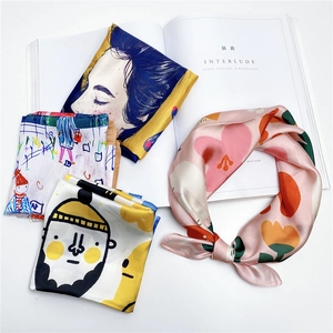 Carrés de soie imprimés artistiques aux motifs floraux et portraits posés sur magazine