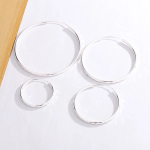 Lot de quatre créoles en argent sterling S925 avec texture taille diamant de tailles variées