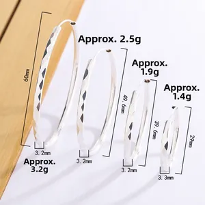 Détails de quatre tailles de créoles argentées avec texture diamantée et poids