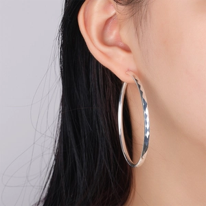 Créoles classiques larges avec motif diamant texturé et finition polie brillante