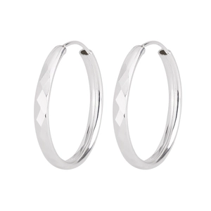 Créoles classiques argentées avec taille diamant et design circulaire minimaliste pour femmes