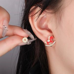 Boucles d'oreilles asymétriques style chinois avec cheval rouge et pierres de zircon
