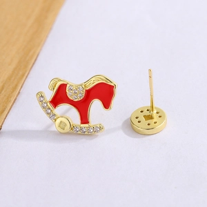 Élégantes boucles d'oreilles cheval à bascule dorées en émail rouge et zircons