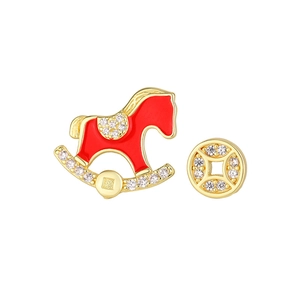 Boucles d'oreilles asymétriques avec cheval à bascule rouge et clous dorés en forme de pièce