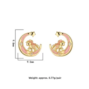 Detailansicht der Mond-Pony-Ohrringe mit Maßen von 9,8 mm und rosa Glitzerfüllung