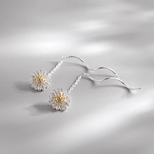 Elegant S925 sterling silver daisy drop earrings with delicate gold center and wave chain