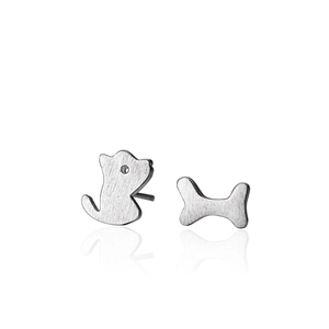 Orecchini asimmetrici in argento S925 con silhouette di gatto spazzolato e forma di osso