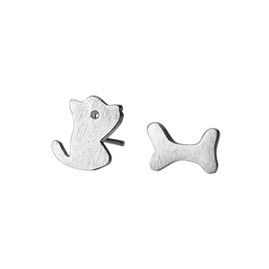 Orecchini asimmetrici in argento S925 a forma di cane e osso con finitura spazzolata