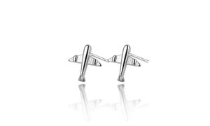 Détail macro du poinçon S925 sur les boucles d'oreilles en forme d'avion